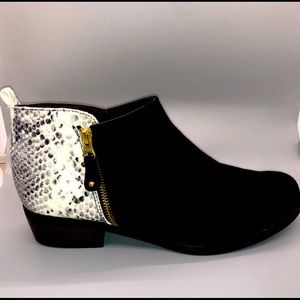 Eric Michael*Womens Shoes*Color Black, Ankle Grey Snack*Size: 9.5* Suede Booties